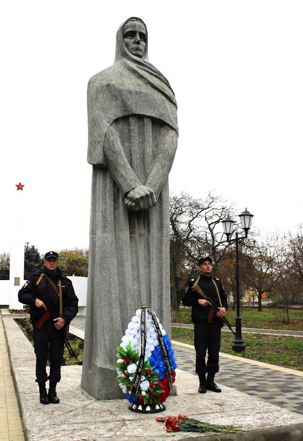 В Геническе сотрудники транспортной полиции почтили память коллег, погибших при выполнении служебных обязанностей В Геническе сотрудники транспортной полиции почтили память коллег, погибших при выполнении служебных обязанностей
