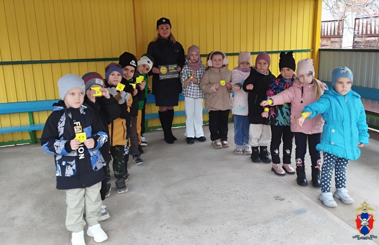 В Чаплынском округе Херсонской области сотрудники Госавтоинспекции провели профилактическое занятие с детсадовцами В Чаплынском округе Херсонской области сотрудники Госавтоинспекции провели профилактическое занятие с детсадовцами