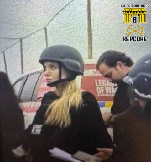 Радужный визит?. Украинский репер Юрий Лисовский творчески отреагировал на приезд Анджелины Джоли в Херсон Радужный визит?. Украинский репер Юрий Лисовский творчески отреагировал на приезд Анджелины Джоли в Херсон