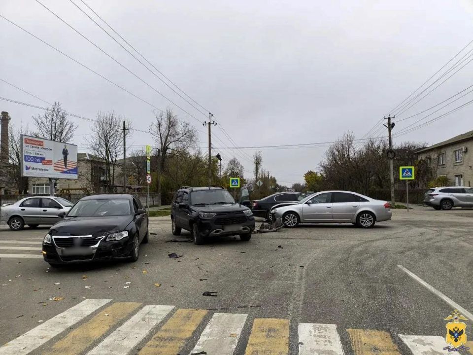 Полицейские устанавливают обстоятельства ДТП в г. Геническе