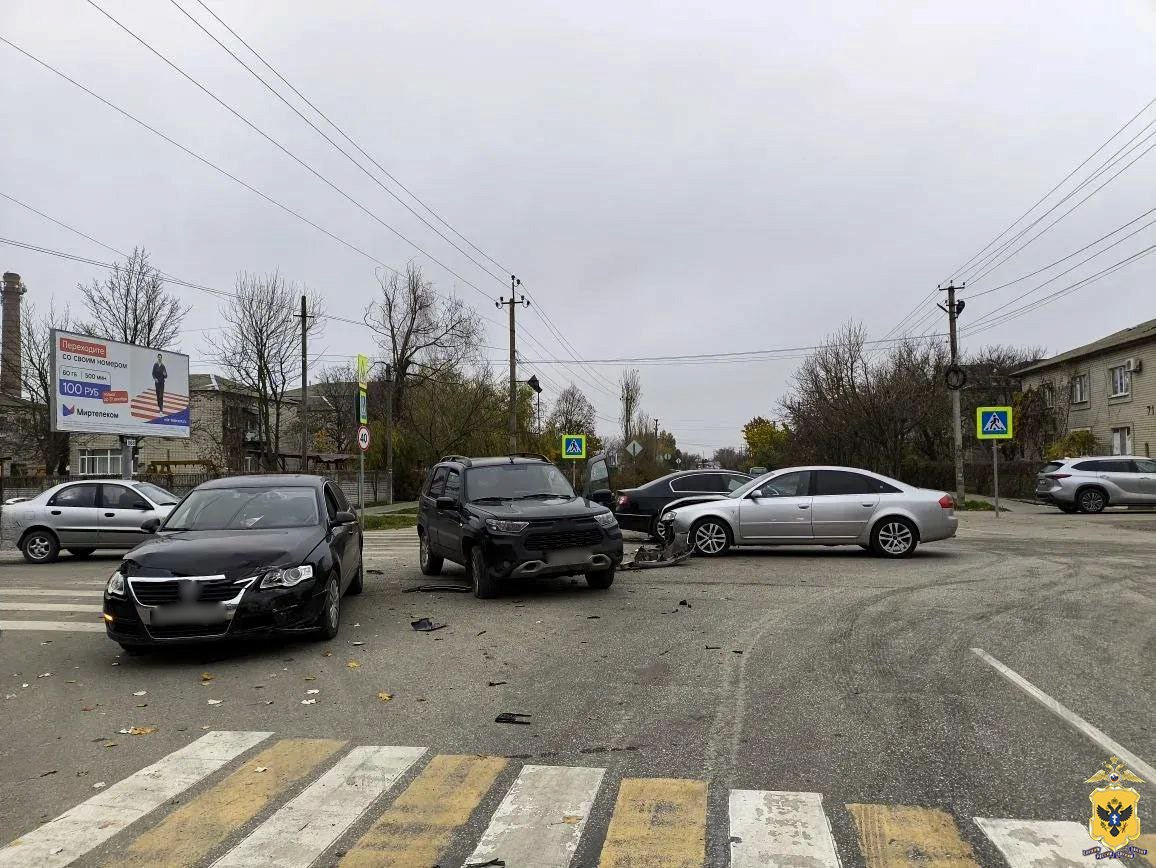 Полицейские устанавливают обстоятельства ДТП в г. Геническе