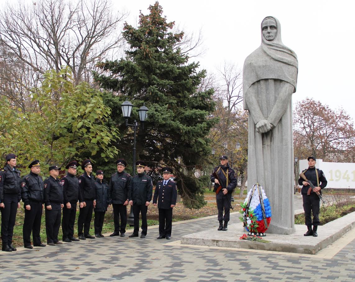 В Херсонской области транспортные полицейские почтили память сотрудников органов внутренних дел, погибших при выполнении служебных обязанностей В Херсонской области транспортные полицейские почтили память сотрудников органов внутренних дел, погибших при выполнении служебных обязанностей