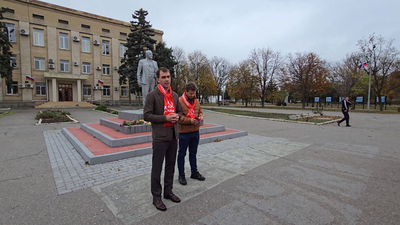 Рамиль Замалетдинов: Вместе с товарищами возложили цветы к памятнику Владимира Ильича Ленина, символу социального прогресса и подлинного патриотизма, в честь 108-й годовщины Великой Октябрьской революции Рамиль Замалетдинов: Вместе с товарищами возложили цветы к памятнику Владимира Ильича Ленина, символу социального прогресса и подлинного патриотизма, в честь 108-й годовщины Великой Октябрьской революции