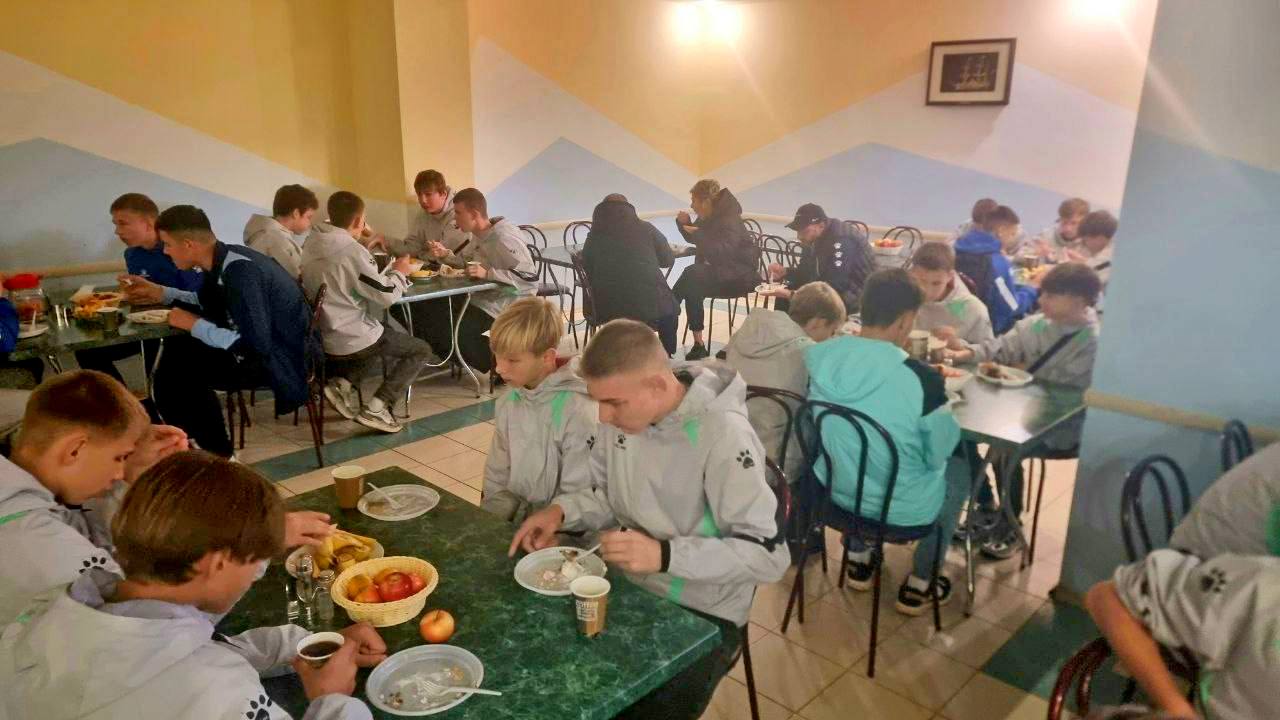 Владимир Сальдо: Юные футболисты Новотроицка и Геническа побывали на базе ФК «Фрегат» Владимир Сальдо: Юные футболисты Новотроицка и Геническа побывали на базе ФК «Фрегат»