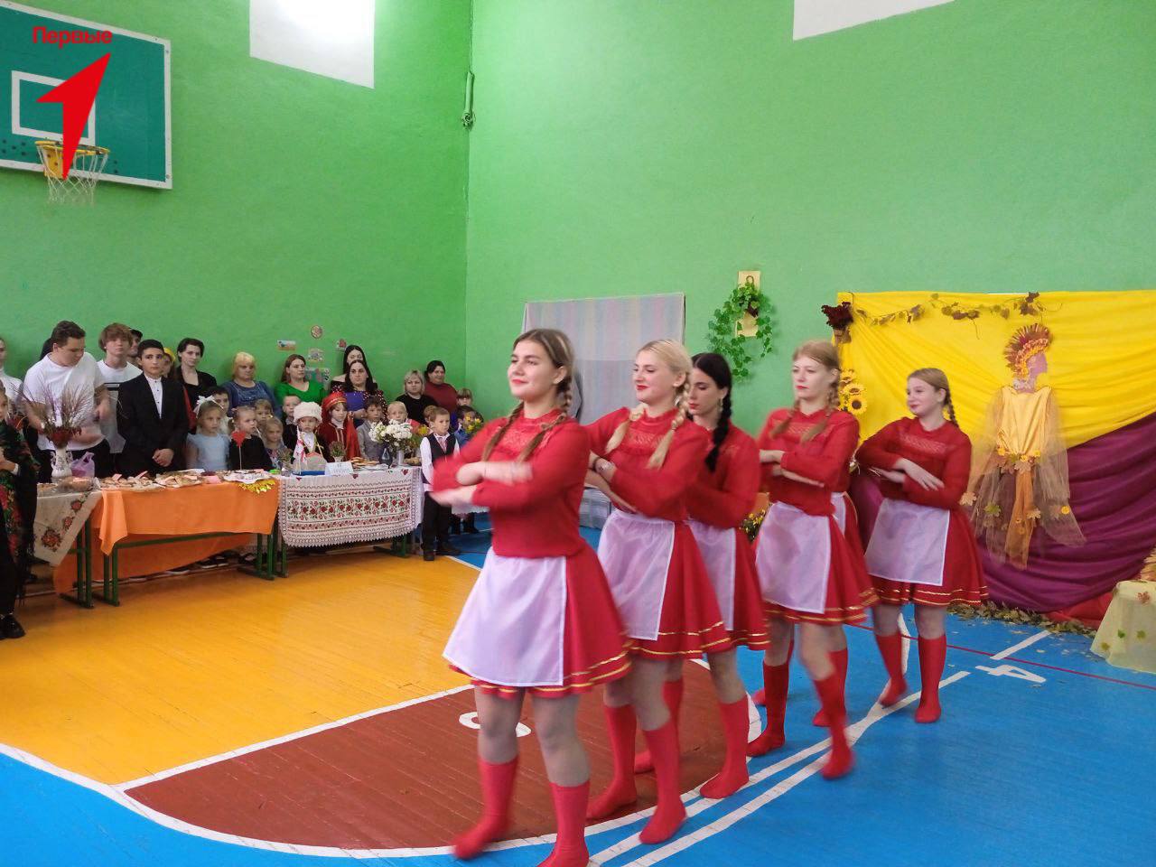Первые Чаплинской школы приняли участие в ярмарке ко Дню народного единства