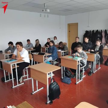 Специалисты Движения Первых провели открытый урок для учащихся Лазурненской школы