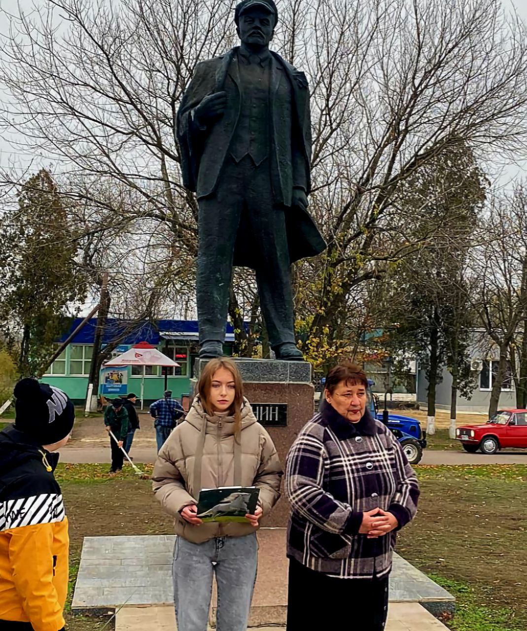 7 ноября 2025 года Нижнесерогозская центральная библиотека в тесном сотрудничестве с районным домом культуры организовали памятный митинг, посвященный годовщине Великой Октябрьской социалистической революции 7 ноября 2025 года Нижнесерогозская центральная библиотека в тесном сотрудничестве с районным домом культуры организовали памятный митинг, посвященный годовщине Великой Октябрьской социалистической революции