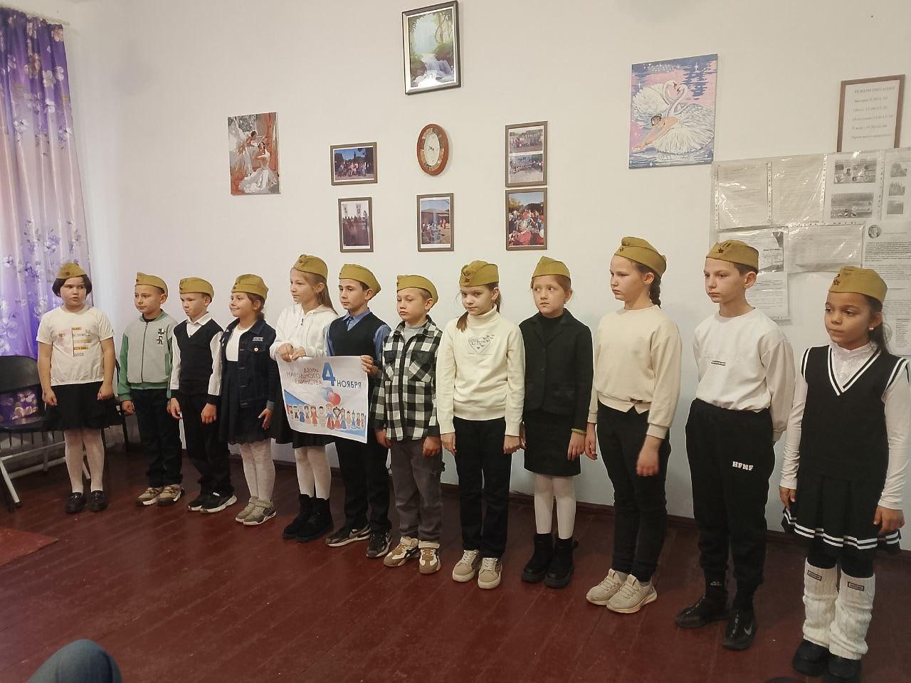 Урок милосердия и таланта: школьники поздравили подопечных пансионата с Днем народного единства