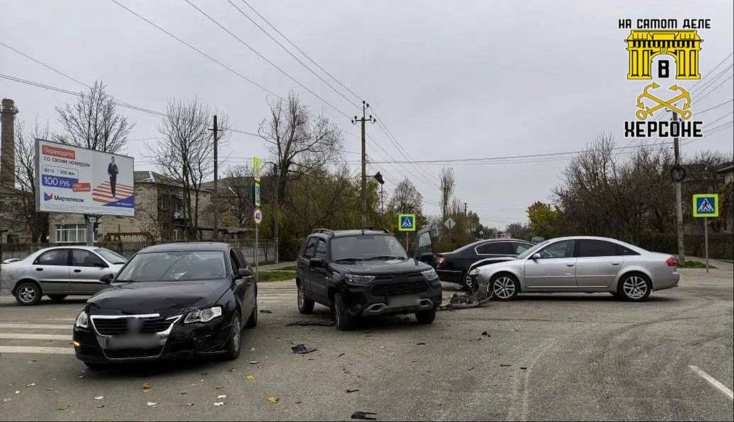 Тройное ДТП в Геническе. Утром 7 ноября на перекрёстке в Геническе произошла авария по классическому сценарию «не уступил дорогу»
