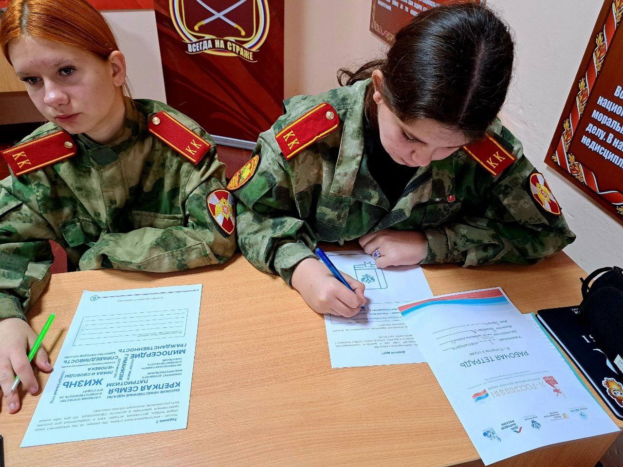 Первые Сивашской школы присоединились к Всероссийской акции «Я — россиянин» Первые Сивашской школы присоединились к Всероссийской акции «Я — россиянин»