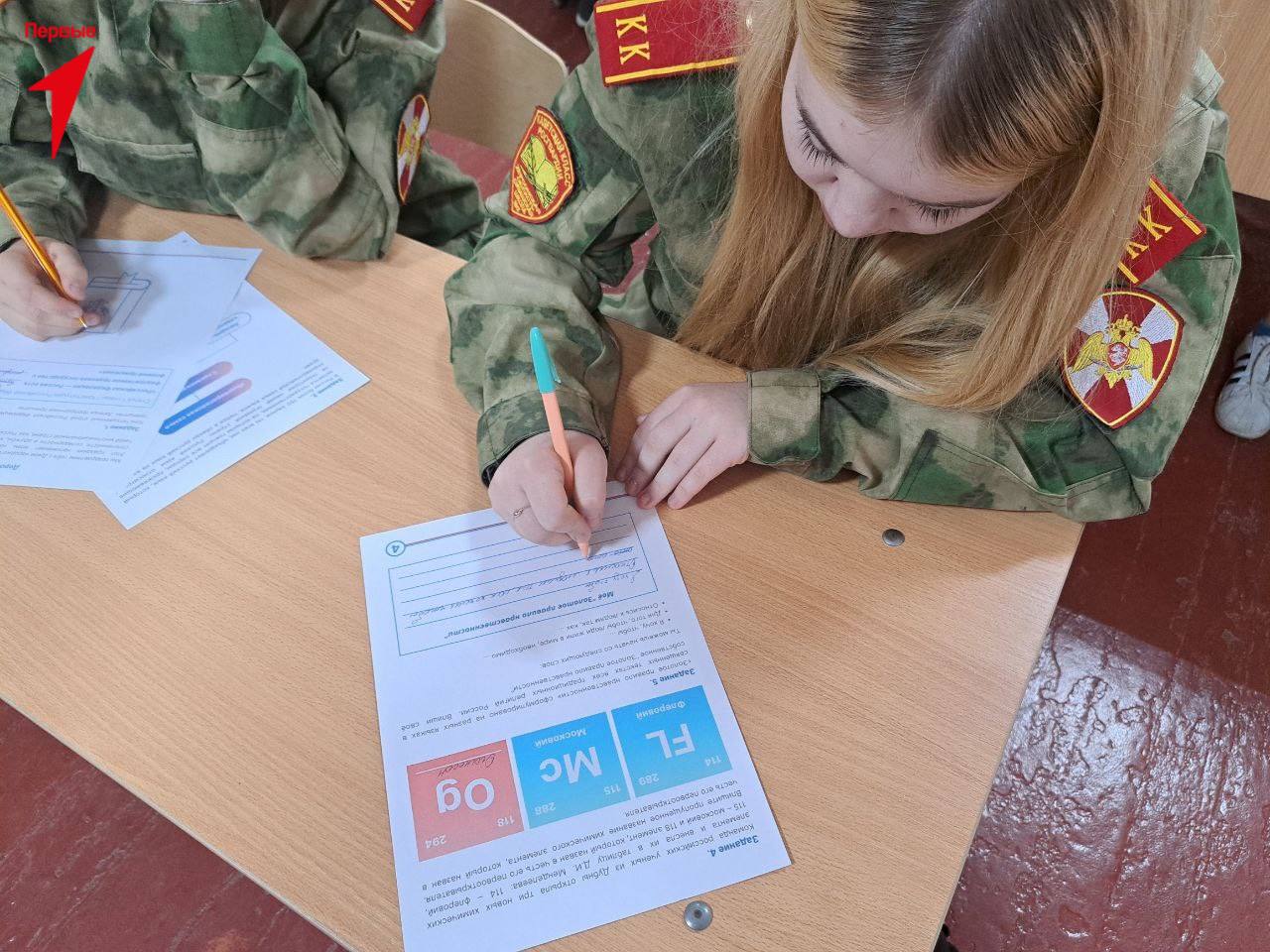 Первые Сивашской школы присоединились к Всероссийской акции «Я — россиянин» Первые Сивашской школы присоединились к Всероссийской акции «Я — россиянин»