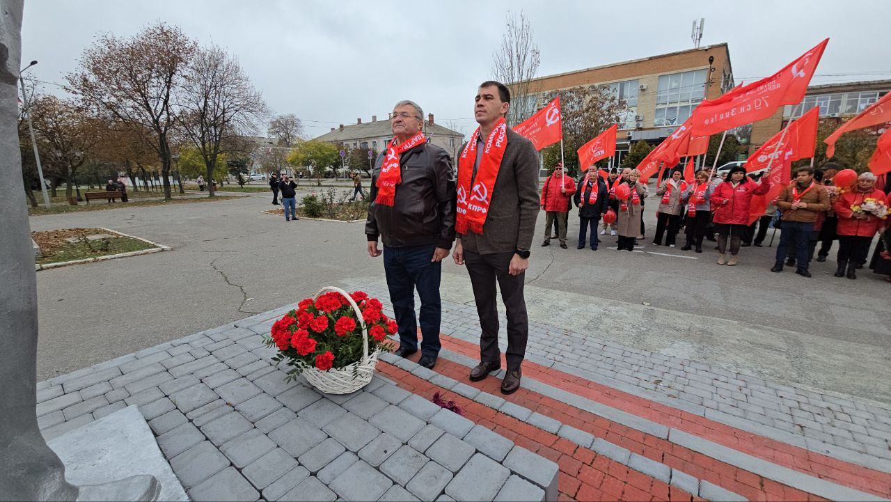 Рамиль Замалетдинов: Вместе с товарищами возложили цветы к памятнику Владимира Ильича Ленина, символу социального прогресса и подлинного патриотизма, в честь 108-й годовщины Великой Октябрьской революции Рамиль Замалетдинов: Вместе с товарищами возложили цветы к памятнику Владимира Ильича Ленина, символу социального прогресса и подлинного патриотизма, в честь 108-й годовщины Великой Октябрьской революции