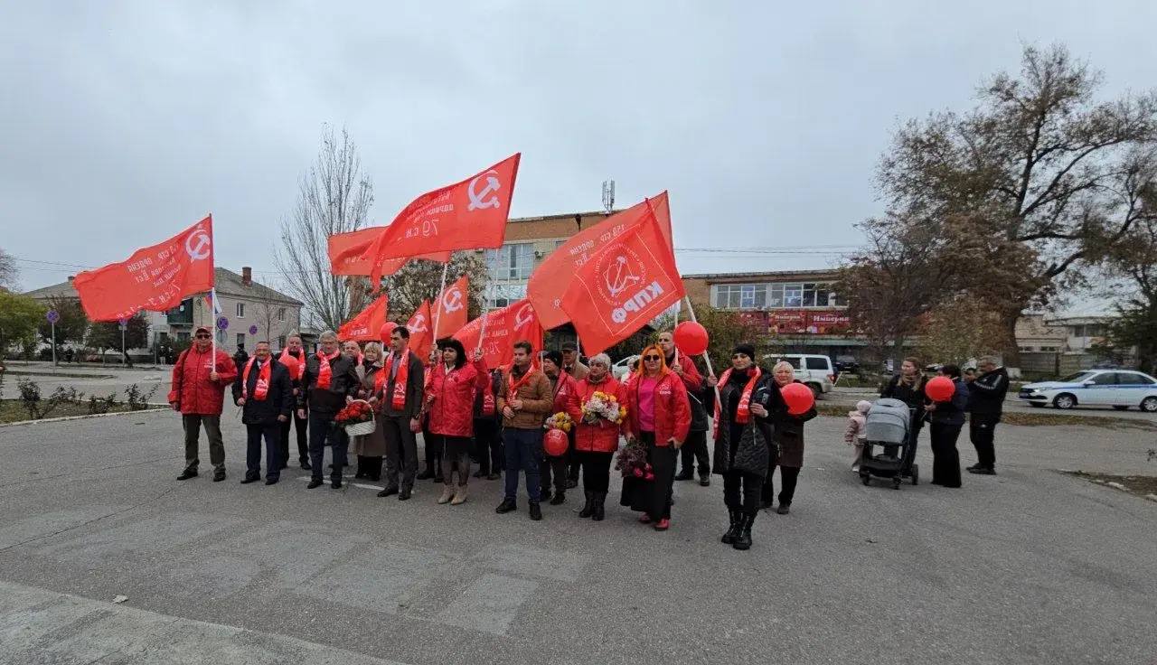 Коммунисты Херсонщины возложили цветы к памятнику вождя мирового пролетариата Владимиру Ильичу Ленину в честь 108-й годовщины Великой Октябрьской революции Коммунисты Херсонщины возложили цветы к памятнику вождя мирового пролетариата Владимиру Ильичу Ленину в честь 108-й годовщины Великой Октябрьской революции