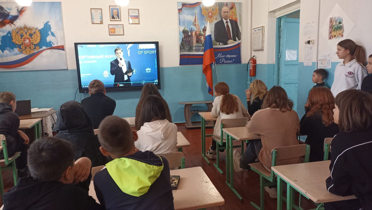 В ГБОУ ХО "Верхнесерогозская школа Нижнесерогозского района" состоялся показ открытого урока, направленного на привлечение учащихся и педагогов к систематическим занятиям фиджитал-спортом