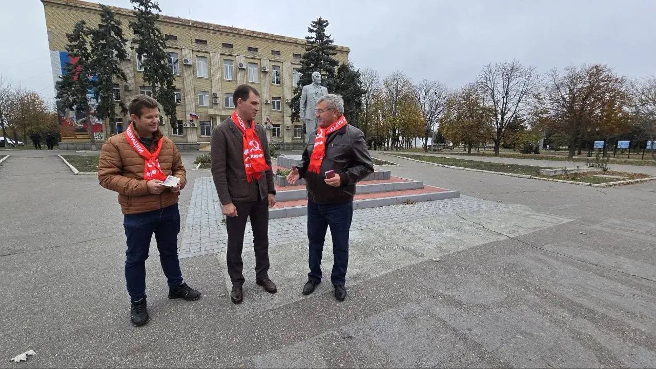 Коммунисты Херсонщины возложили цветы к памятнику вождя мирового пролетариата Владимиру Ильичу Ленину в честь 108-й годовщины Великой Октябрьской революции Коммунисты Херсонщины возложили цветы к памятнику вождя мирового пролетариата Владимиру Ильичу Ленину в честь 108-й годовщины Великой Октябрьской революции