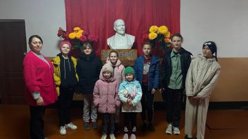 В Новодмитровском клубе прошёл тематический час, посвящённый Дню Октябрьской революции 1917 года