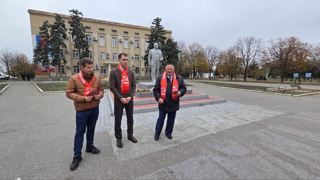 Рамиль Замалетдинов: Вместе с товарищами возложили цветы к памятнику Владимира Ильича Ленина, символу социального прогресса и подлинного патриотизма, в честь 108-й годовщины Великой Октябрьской революции Рамиль Замалетдинов: Вместе с товарищами возложили цветы к памятнику Владимира Ильича Ленина, символу социального прогресса и подлинного патриотизма, в честь 108-й годовщины Великой Октябрьской революции