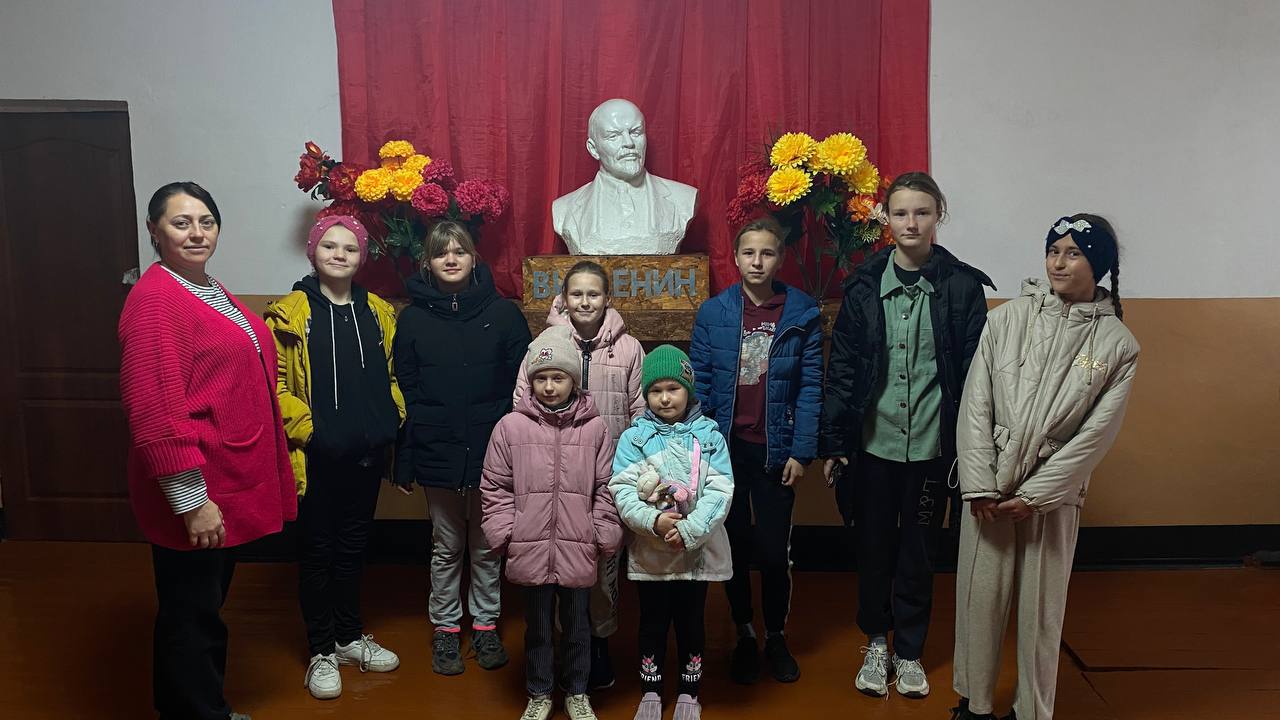 В Новодмитровском клубе прошёл тематический час, посвящённый Дню Октябрьской революции 1917 года