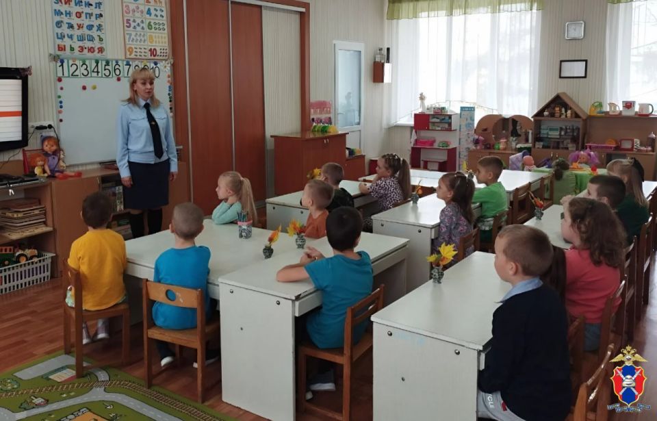 В Чаплынском округе Херсонской области сотрудники Госавтоинспекции провели профилактическое занятие с детсадовцами