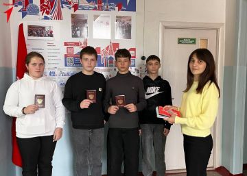 Активистам Движения Первых Асканийской школы торжественно вручили паспорт гражданина Российской Федерации