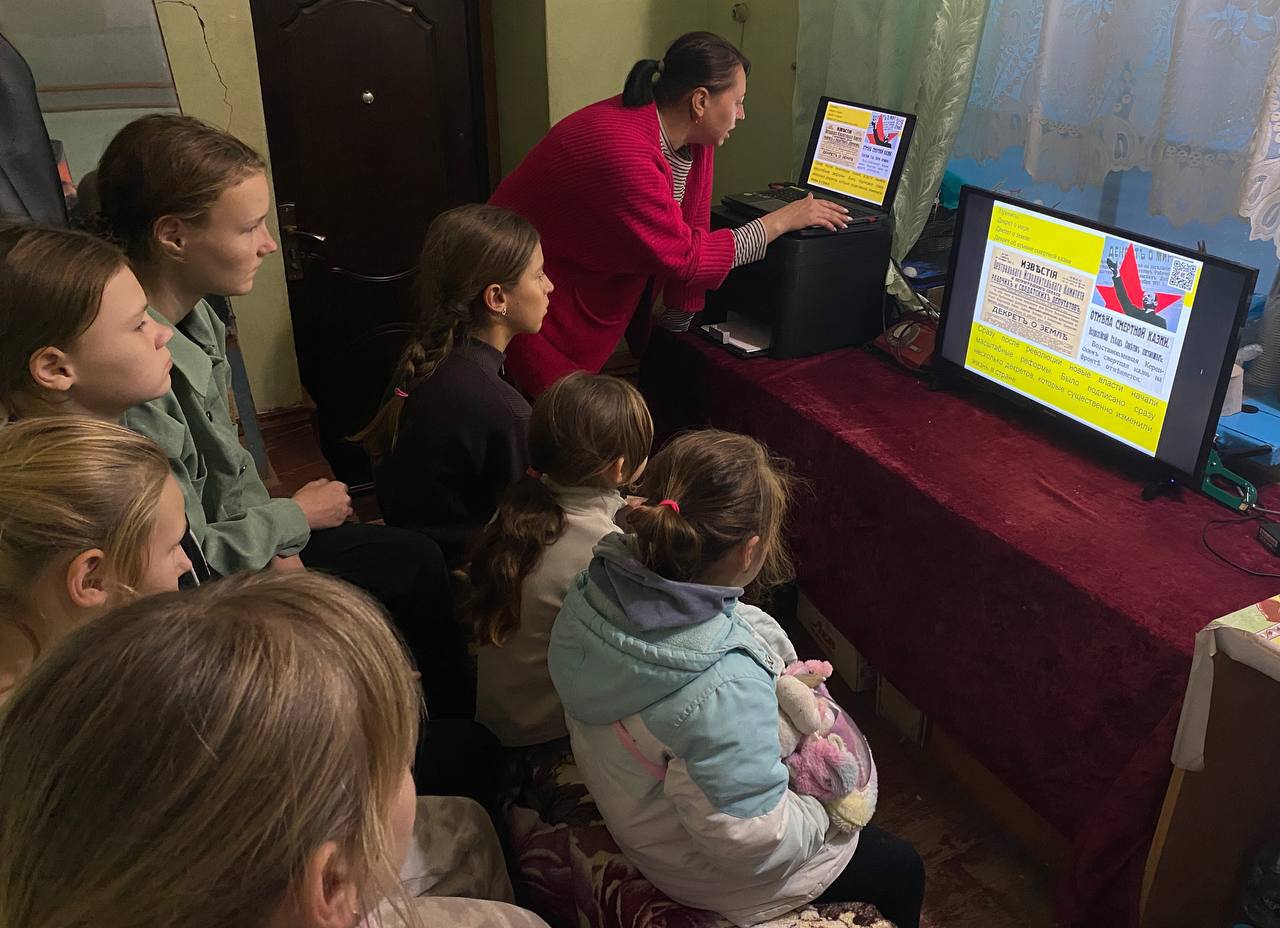 В Новодмитровском клубе прошёл тематический час, посвящённый Дню Октябрьской революции 1917 года В Новодмитровском клубе прошёл тематический час, посвящённый Дню Октябрьской революции 1917 года