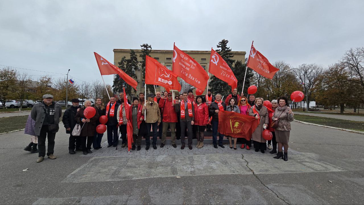 Рамиль Замалетдинов: Вместе с товарищами возложили цветы к памятнику Владимира Ильича Ленина, символу социального прогресса и подлинного патриотизма, в честь 108-й годовщины Великой Октябрьской революции Рамиль Замалетдинов: Вместе с товарищами возложили цветы к памятнику Владимира Ильича Ленина, символу социального прогресса и подлинного патриотизма, в честь 108-й годовщины Великой Октябрьской революции