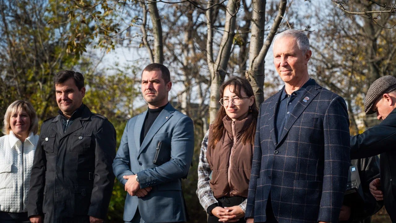 Вторым объектом, на котором установлена информационная табличка проекта Единой России «Память в архитектуре», стал Генический маяк Вторым объектом, на котором установлена информационная табличка проекта Единой России «Память в архитектуре», стал Генический маяк