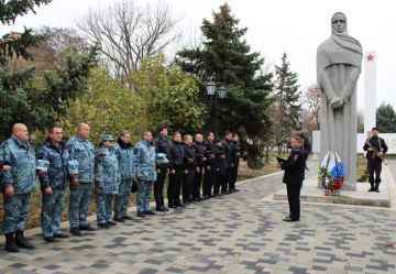 В Геническе сотрудники транспортной полиции почтили память коллег, погибших при выполнении служебных обязанностей
