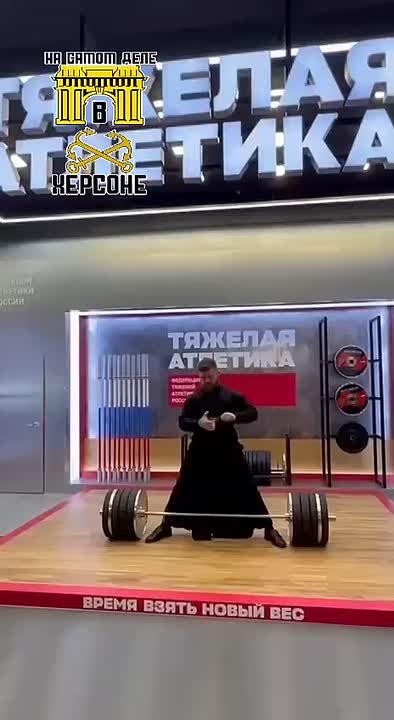 Воронежский священнослужитель Алексей Гончаров, настоятель храма Георгия Победоносца, поднял 200-килограммовую штангу на международном спортивном форуме!
