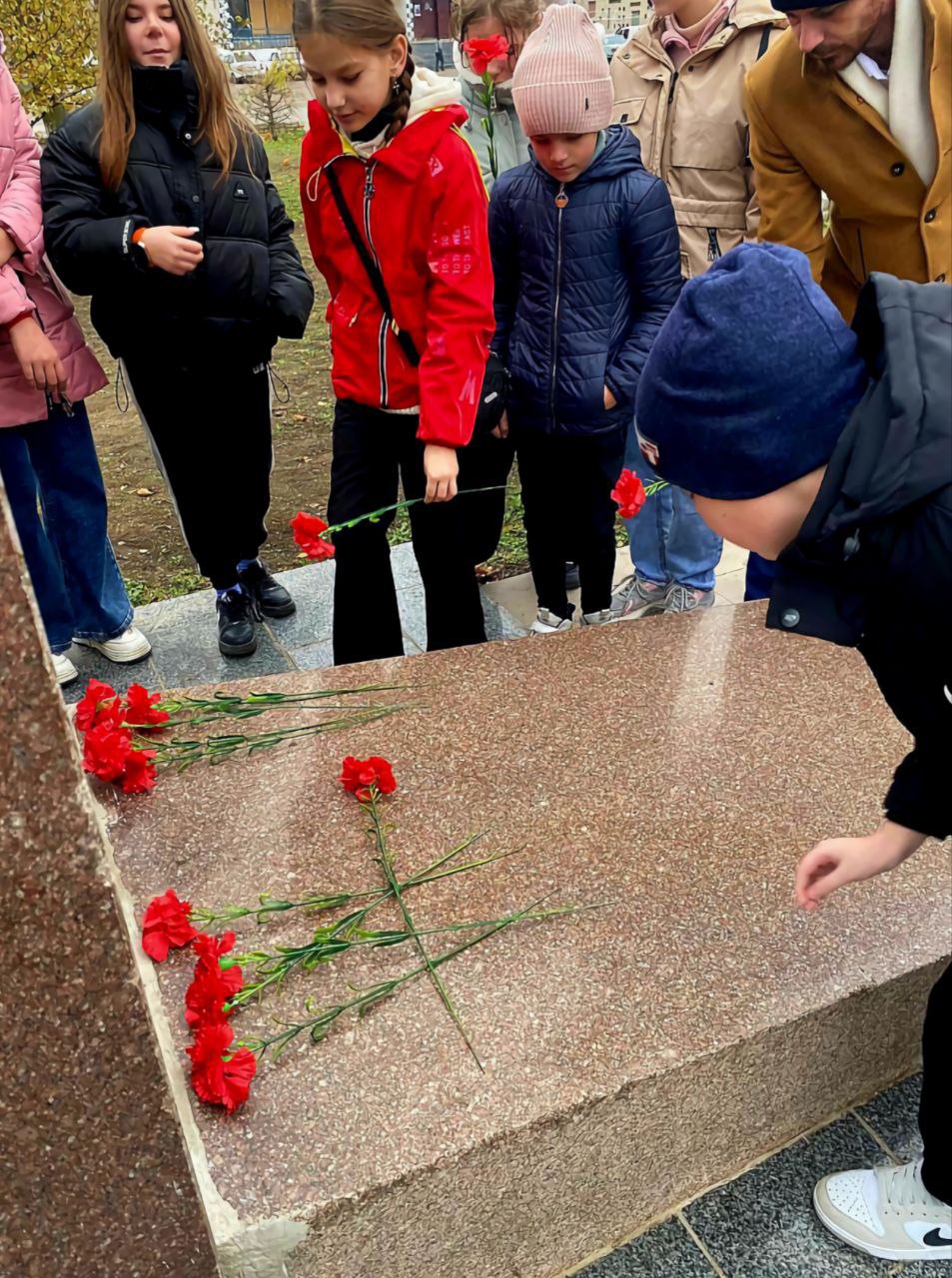 7 ноября 2025 года Нижнесерогозская центральная библиотека в тесном сотрудничестве с районным домом культуры организовали памятный митинг, посвященный годовщине Великой Октябрьской социалистической революции