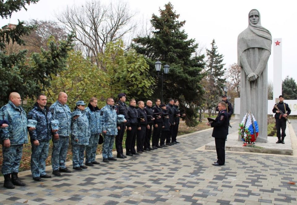 В Херсонской области транспортные полицейские почтили память сотрудников органов внутренних дел, погибших при выполнении служебных обязанностей В Херсонской области транспортные полицейские почтили память сотрудников органов внутренних дел, погибших при выполнении служебных обязанностей