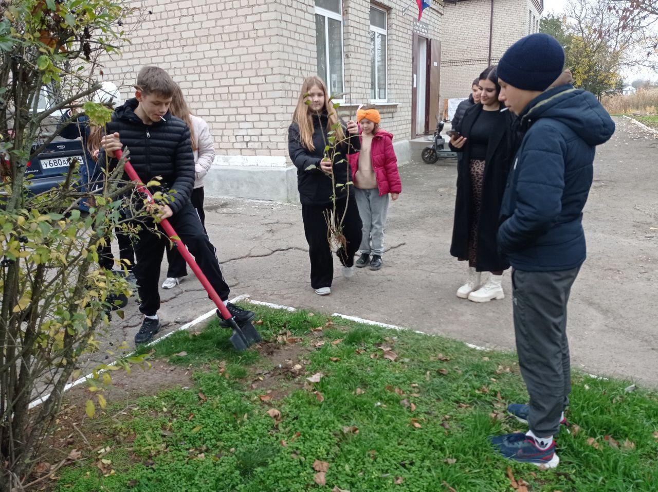 "Юные экологи" Григорьевского сельского Дома культуры Чаплинского муниципального округа посадили саженцы белой сирени "Юные экологи" Григорьевского сельского Дома культуры Чаплинского муниципального округа посадили саженцы белой сирени