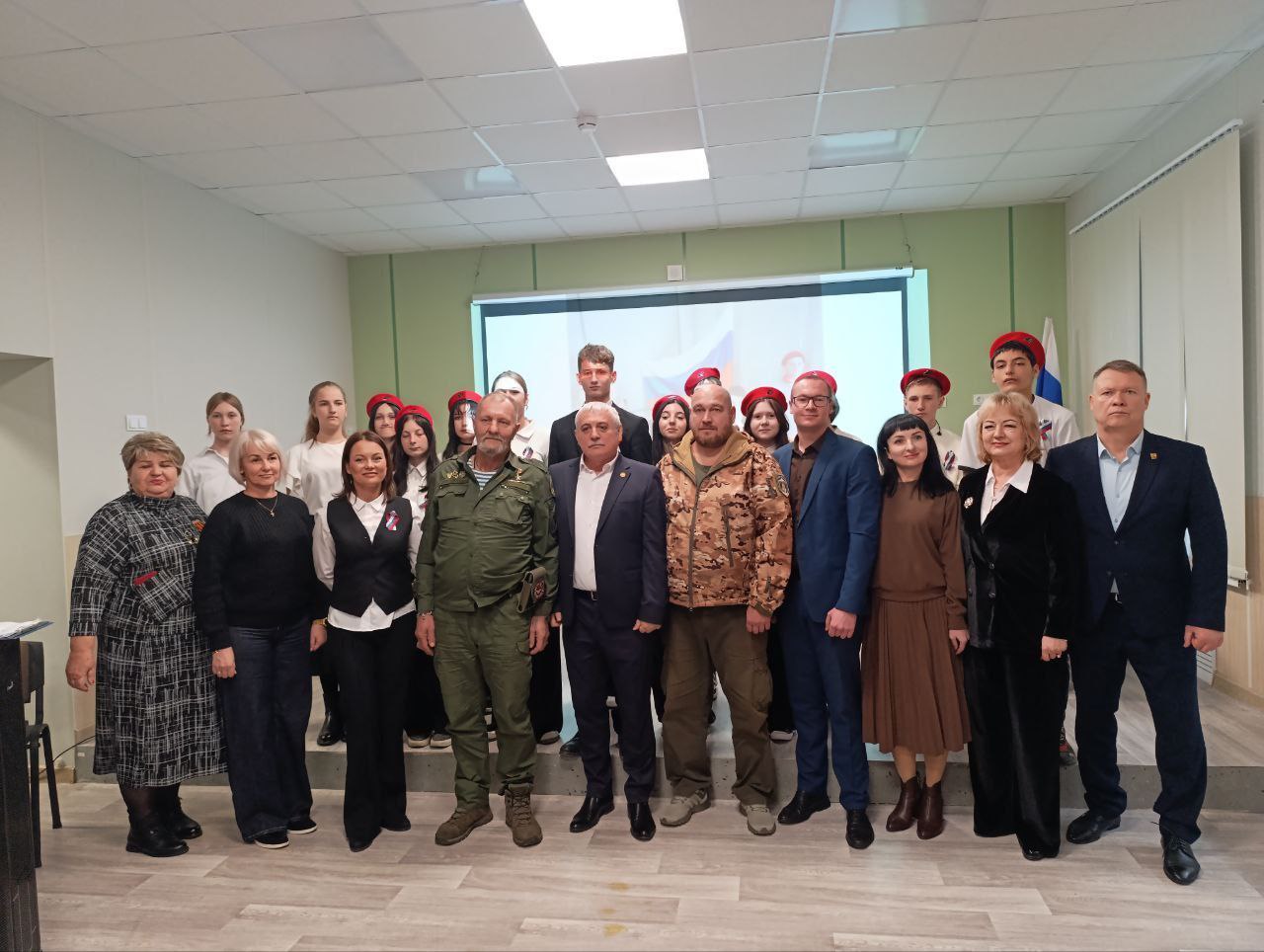 Парламентарии Херсонской области открыли «Парту Героя» в Геническе Парламентарии Херсонской области открыли «Парту Героя» в Геническе