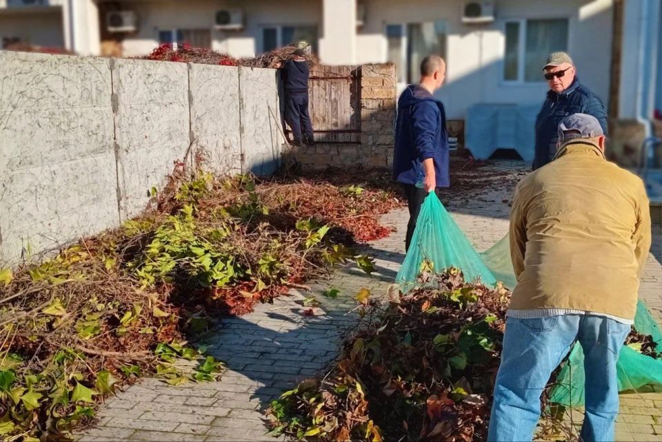 Осенний субботник в Черноморском биосферном заповеднике Осенний субботник в Черноморском биосферном заповеднике