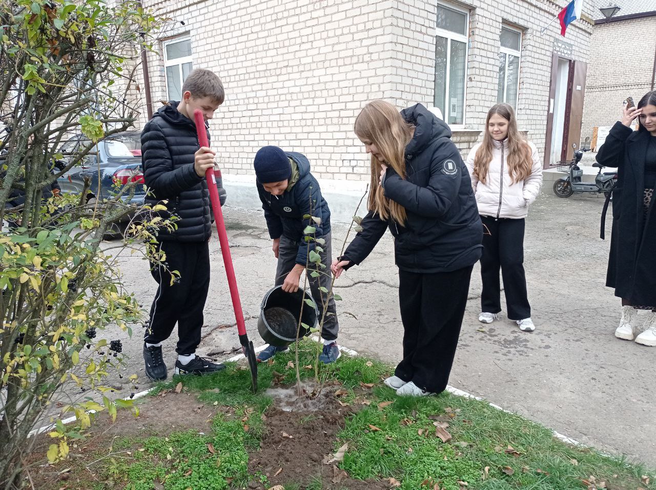 "Юные экологи" Григорьевского сельского Дома культуры Чаплинского муниципального округа посадили саженцы белой сирени "Юные экологи" Григорьевского сельского Дома культуры Чаплинского муниципального округа посадили саженцы белой сирени