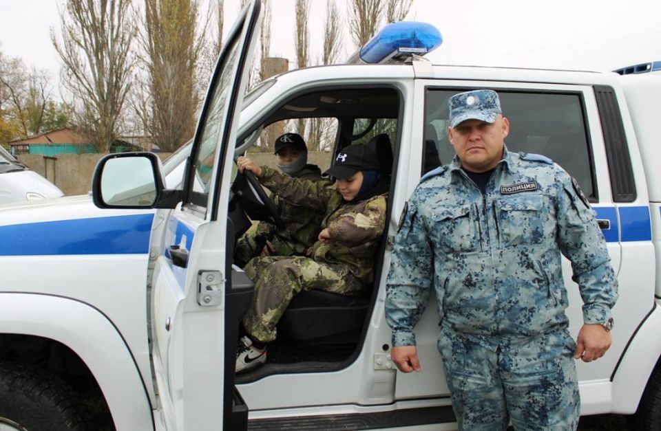 В Херсонской области транспортные полицейские побывали в гостях у детей из семьи, эвакуировавшейся из Херсона В Херсонской области транспортные полицейские побывали в гостях у детей из семьи, эвакуировавшейся из Херсона