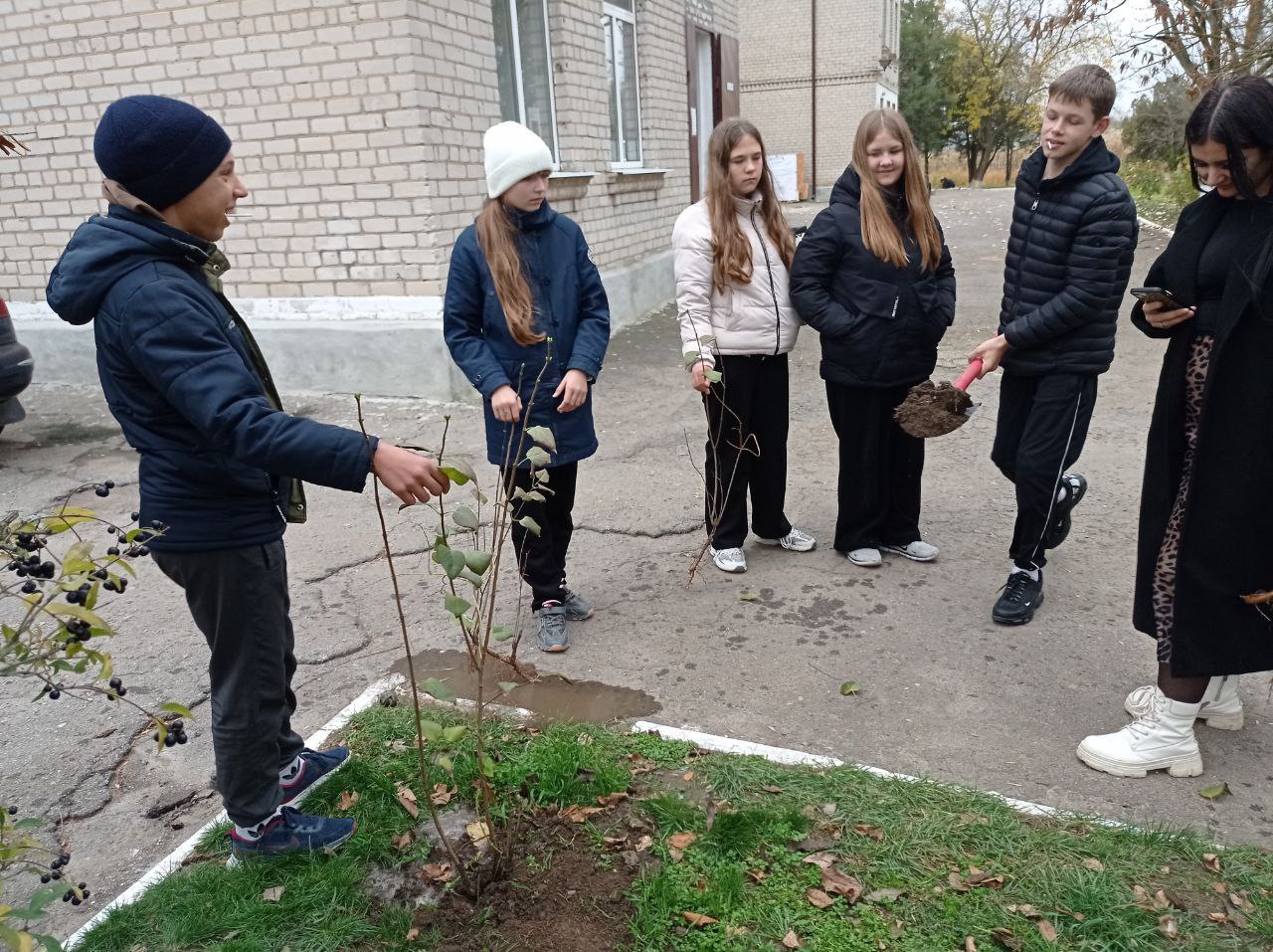 "Юные экологи" Григорьевского сельского Дома культуры Чаплинского муниципального округа посадили саженцы белой сирени "Юные экологи" Григорьевского сельского Дома культуры Чаплинского муниципального округа посадили саженцы белой сирени