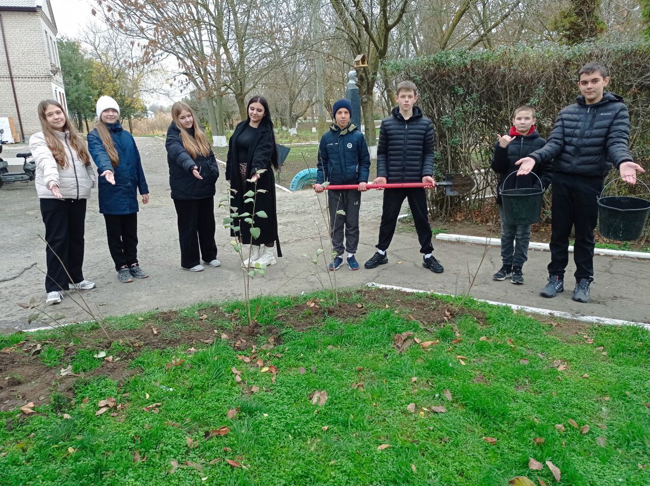 "Юные экологи" Григорьевского сельского Дома культуры Чаплинского муниципального округа посадили саженцы белой сирени "Юные экологи" Григорьевского сельского Дома культуры Чаплинского муниципального округа посадили саженцы белой сирени