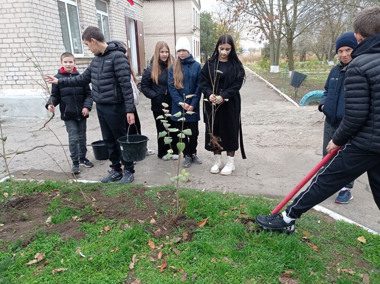 "Юные экологи" Григорьевского сельского Дома культуры Чаплинского муниципального округа посадили саженцы белой сирени "Юные экологи" Григорьевского сельского Дома культуры Чаплинского муниципального округа посадили саженцы белой сирени