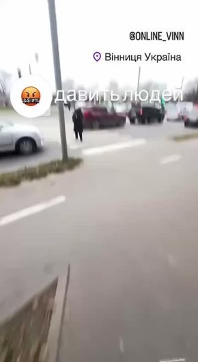 У Вінниці військовослужбовці ТЦК усвідомлено переїхали автівкою людину, яка намагалася врятувати свого родича від завідома дурної загибелі