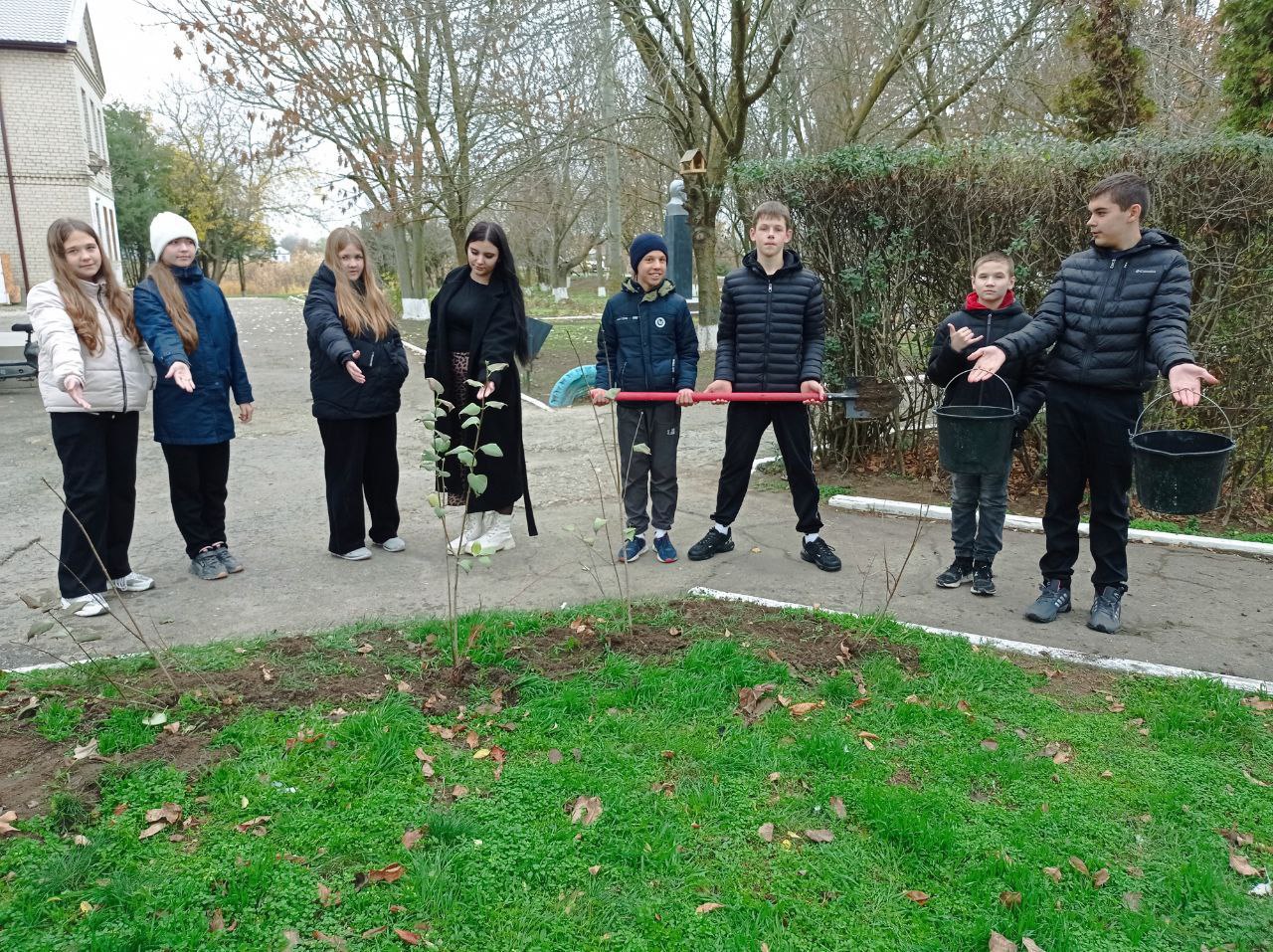 "Юные экологи" Григорьевского сельского Дома культуры Чаплинского муниципального округа посадили саженцы белой сирени "Юные экологи" Григорьевского сельского Дома культуры Чаплинского муниципального округа посадили саженцы белой сирени
