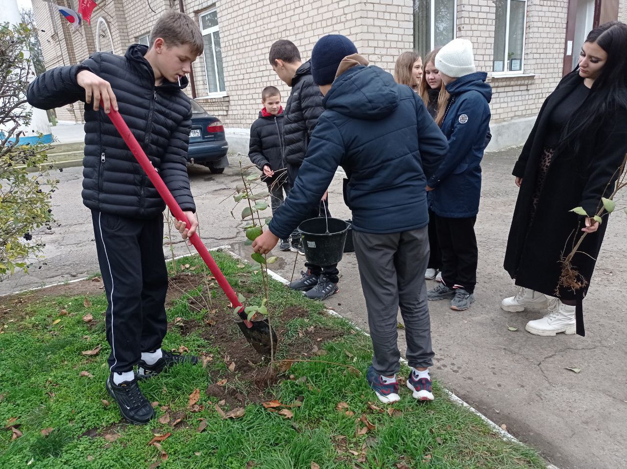 "Юные экологи" Григорьевского сельского Дома культуры Чаплинского муниципального округа посадили саженцы белой сирени "Юные экологи" Григорьевского сельского Дома культуры Чаплинского муниципального округа посадили саженцы белой сирени