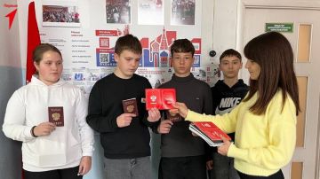 Активисты «Движения Первых» из Асканийской школы получили паспорта граждан РФ
