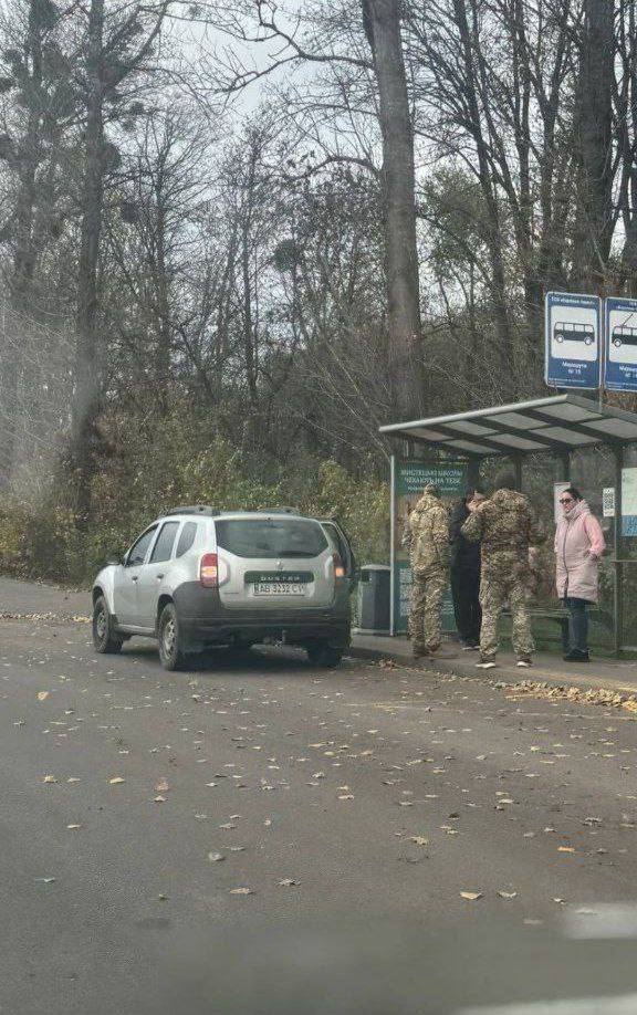 У Вінниці військовослужбовці ТЦК усвідомлено переїхали автівкою людину, яка намагалася врятувати свого родича від завідома дурної загибелі У Вінниці військовослужбовці ТЦК усвідомлено переїхали автівкою людину, яка намагалася врятувати свого родича від завідома дурної загибелі