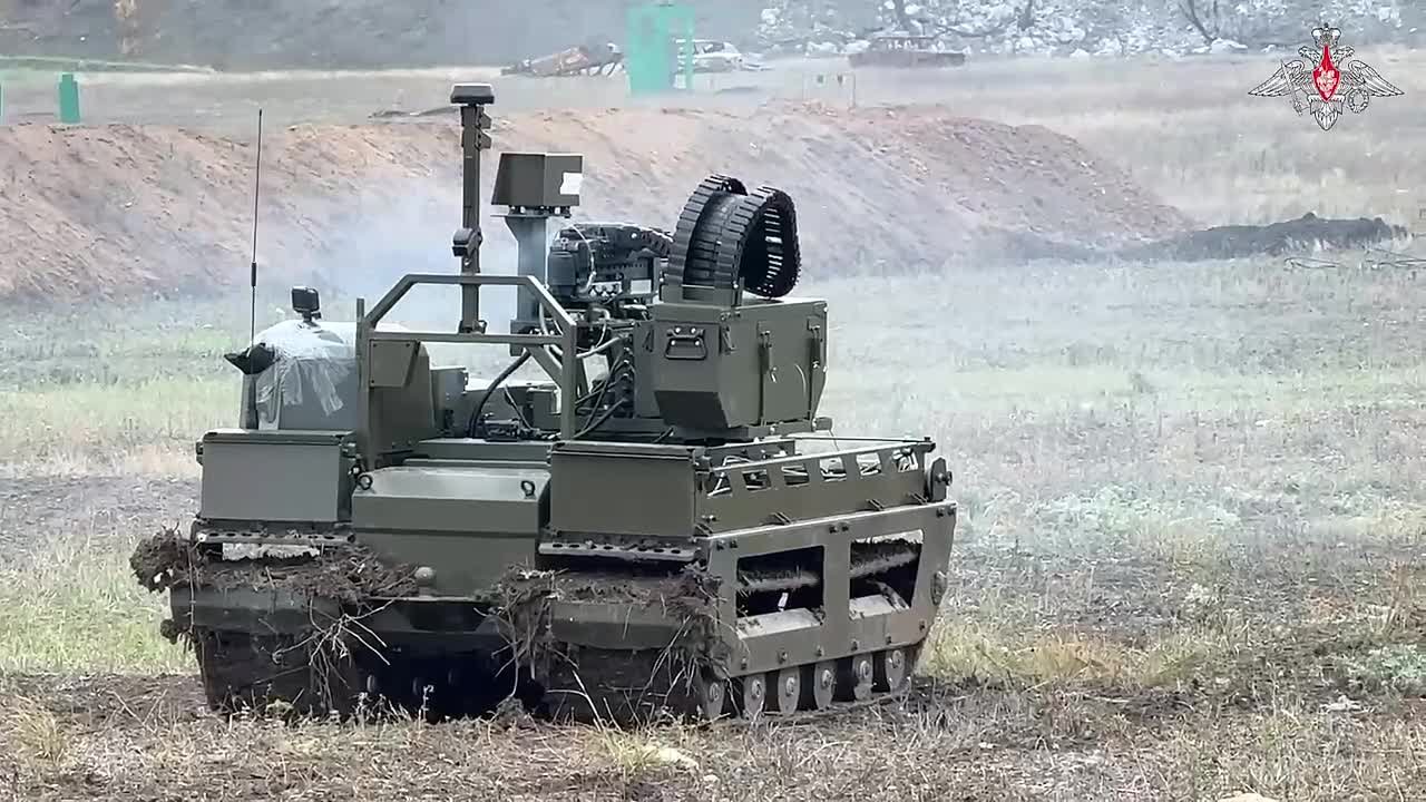 Операторы наземных робототехнических комплексов «Курьер» 68-го армейского корпуса группировки «Центр» отрабатывают стрельбу в тыловом районе зоны СВО