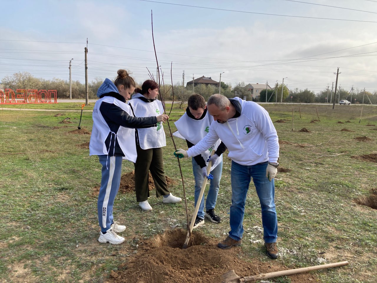 В Херсонской области высадили «Сад памяти» из 80 кленов В Херсонской области высадили «Сад памяти» из 80 кленов