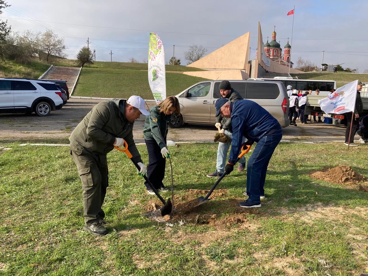 Ветераны СВО и студенты из Геническа высадили 80 кленов в память о героях Великой Отечественной войны Ветераны СВО и студенты из Геническа высадили 80 кленов в память о героях Великой Отечественной войны