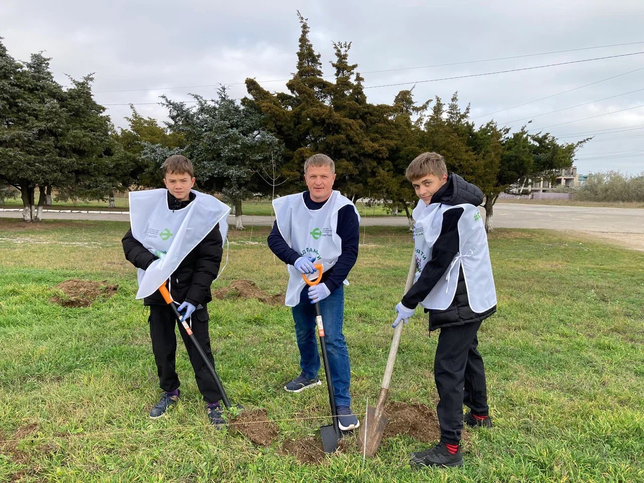 Ветераны СВО и студенты из Геническа высадили 80 кленов в память о героях Великой Отечественной войны Ветераны СВО и студенты из Геническа высадили 80 кленов в память о героях Великой Отечественной войны