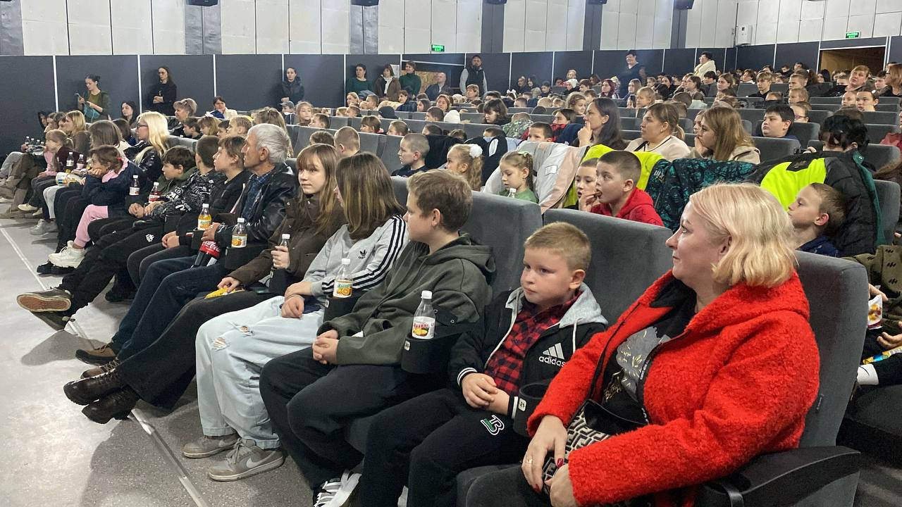 Дети Херсонской области первыми увидели новую российскую комедию-фэнтези «Яга на нашу голову» благодаря «Единой России» Дети Херсонской области первыми увидели новую российскую комедию-фэнтези «Яга на нашу голову» благодаря «Единой России»