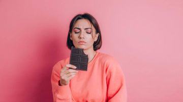 Срочно отложи шоколадку. Психолог — о том, что реально полезно для мозга